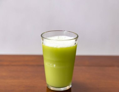  Ferahlatıcı ve enerji verici bir bardak buzlu şeker kamışı suyu..