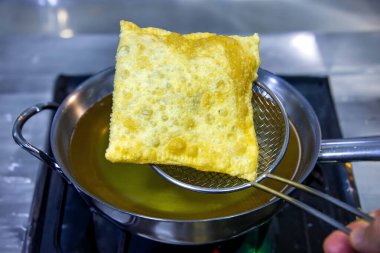 Kızgın yağlı bir tavada pişirilmiş hamur işi. Brezilya sokak panayırı pastası.