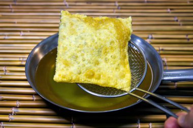 Kızgın yağlı bir tavada pişirilmiş hamur işi. Brezilya sokak panayırı pastası.