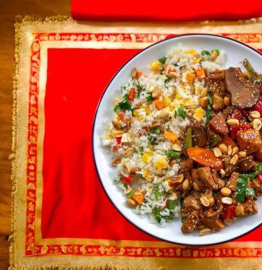 Renkli pirinçli geleneksel tavuk xadrez.