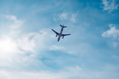  Large commercial plane in flight, seen from the ground. Clear sky, storm, golden hour, thunder, storm, lightning, brigadeiro sky