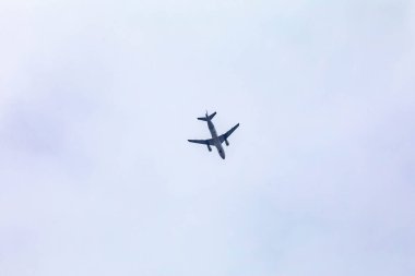  Large commercial plane in flight, seen from the ground. Clear sky, storm, golden hour, thunder, storm, lightning, brigadeiro sky
