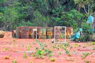 Bir Kırsal Ayarda Paslı Variller ve Yapı Yapısı