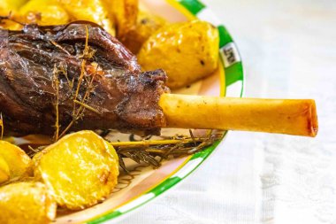 Suriye biberi ve baharatlı kuzu budu, graten patates ve mercimek pilavı..