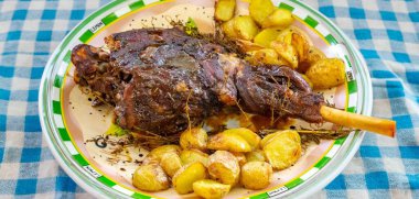 Suriye biberi ve baharatlı kuzu budu, graten patates ve mercimek pilavı..