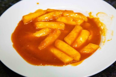 Baharatlı Koreli Çubuklu Tteokbokki