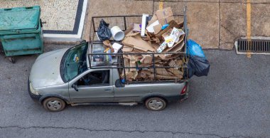 Karton ve Atık Dolu Bir Kamyonet Genel Görünümü