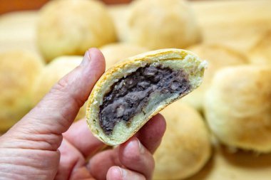 Fasulyelerle dolu geleneksel ekmek ruloları, tipik bir Ukrayna Noel lezzeti pampuschke olarak bilinir..