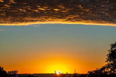 Silhouetted Horizon 'daki Altın Gün Batımı' nın en mükemmel fotoğrafı. Gün doğumu.