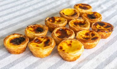 Taze pişmiş Pastis de Nata Geleneksel Portekiz Kremalı Turtaları