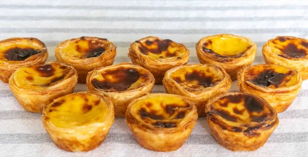Taze pişmiş Pastis de Nata Geleneksel Portekiz Kremalı Turtaları