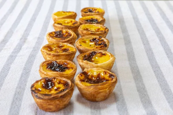Taze pişmiş Pastis de Nata Geleneksel Portekiz Kremalı Turtaları