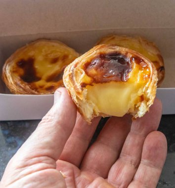 Taze pişmiş Pastis de Nata Geleneksel Portekiz Kremalı Turtaları
