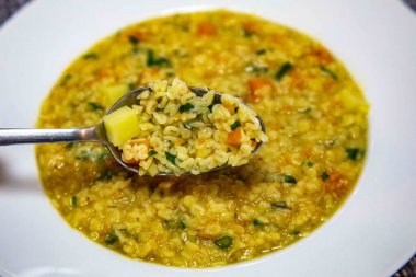 Alfabe makarnalı ikonik sebze çorbası. Çocuklar için yiyecek..