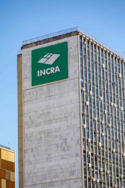 Brasilia, 1 Şubat 2026. INCRA ve Mavi Gök Altında Correios İşaretleri olan gökdelenler