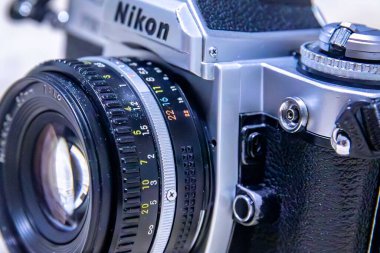 Brezilya, 5 Şubat 2026. Klasik Nikon FM3A analog SLR film kamerası Kodak Tri-X 400 ve Kodak Portra film.