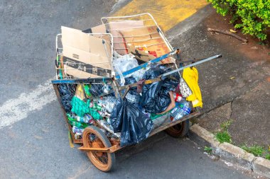 Kentsel bir ortamda geri dönüşüm için tipik plastik atık toplama arabası.