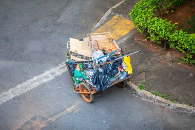 Kentsel bir ortamda geri dönüşüm için tipik plastik atık toplama arabası.