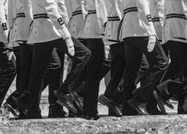 Siyah beyaz tüfekli askerler, sokak fotoğrafçılığı tarzında..