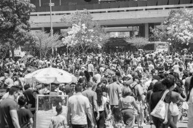 Brezilya, 7 Eylül 2025. Birçok insan, popüler bir etkinlikteki kalabalık, sokak fotoğrafçılığı tarzında siyah beyaz fotoğraf..