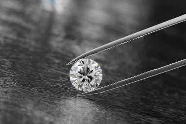 Parlak kristal elmas ve cımbızla siyah bir zemin üzerinde yumuşak nesnelerle 3D görüntüleme