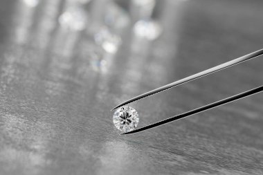 Parlak kristal elmas ve cımbızla siyah bir zemin üzerinde yumuşak nesnelerle 3D görüntüleme