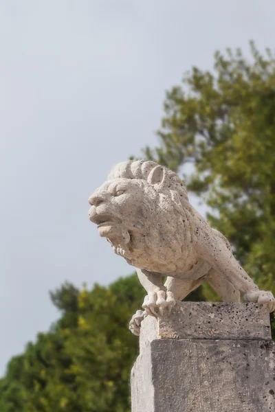 Статуя білий лев — стокове фото