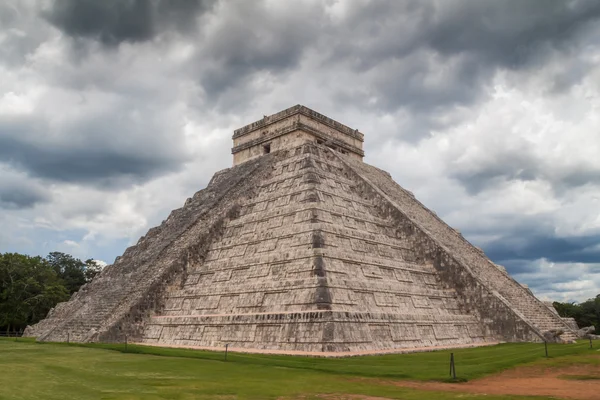 Pirâmide e tempestade de Chichen Itza — Fotografia de Stock