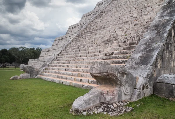 Po schodech pyramidy Chichen Itza s hadí hlavou — Stock fotografie