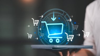 Işıldayan alışveriş arabası simgelerine sahip dijital tablet kullanan işadamı, e-ticaret, çevrimiçi alışveriş, dijital pazarlama, iş büyümesi ve modern perakende teknolojisini temsil ediyor.