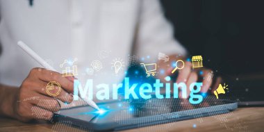 Tablet üzerinde stil kullanan bir kişinin dijital pazarlama kavramı, parlayan veri analizi, e-ticaret, iletişim, yaratıcılık, çevrimiçi stratejiyi sembolize eden yenilikler,