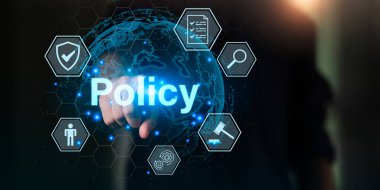Modern dijital yönetimde kurumsal düzenlemeleri, iş uyumunu, yasal yönetimi ve şirket yönetimini temsil eden POLICY sözcüğüyle dijital bir arayüzü işaret eden bir işadamı.