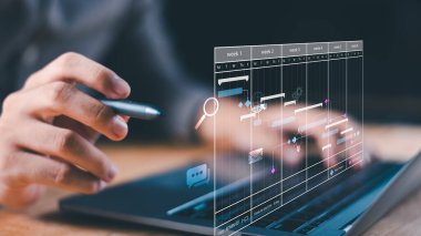 Sanal bir proje zaman çizelgesini gösteren, zaman yönetimi, zaman çizelgesi, görev planlaması ve iş akışı organizasyonunu modern dijital çalışma alanında gösteren bir bilgisayarla profesyonel bir etkileşim..