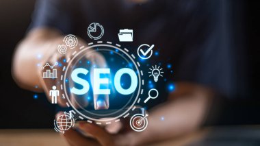 Dijital arayüz simgeleriyle SEO kavramı, analitik semboller. Arama motoru optimizasyonu, anahtar kelime stratejisi, web sitesi performansı, veri analizi, trafik büyümesi, dijital pazarlama optimizasyonunu temsil eder