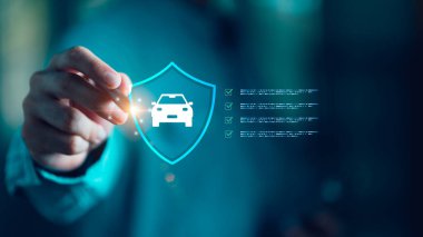 Sanal arayüz üzerinden araç sigorta listesini inceleyen mali danışman, risk değerlendirmesini, uyumu, modern otomotiv sigorta hizmetini, müşteri güvencesini, mali güvenliği sembolize ediyor