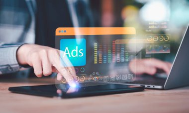 Dijital pazarlamacı akıllı cihazdaki etkileşimli gösterge paneli aracılığıyla çevrimiçi reklamları yönetir. Reklam analitiği, kampanya performansı, veri güdümlü pazarlama, otomasyon araçları, tanıtım stratejisi kavramı