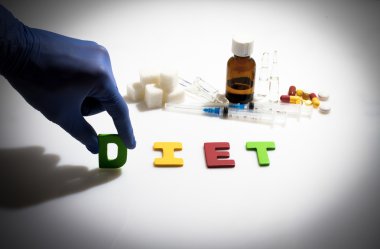 Beyaz arka plan üzerinde el ve diyet kelime