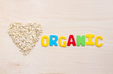 ahşap arka plan üzerinde bir kalp şeklinde yulaf gevreği