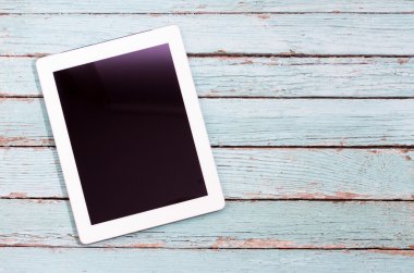 Beyaz ahşap masa tablete