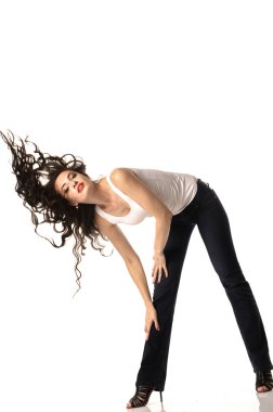 eğilmiş uzun kahverengi saçlı güzel kadın