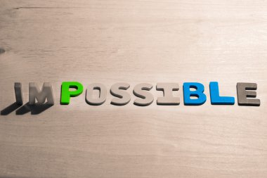 Kahverengi zemin üzerine imkansız metin