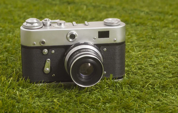 Oude camera op het gras — Stockfoto