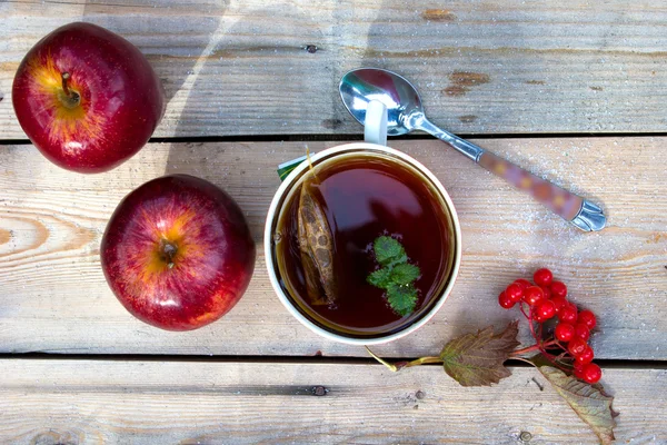 Herbsternte der Äpfel. rote Äpfel auf einem hölzernen Hintergrund. Gesunde Ernährung. Tee mit Minze — Stockfoto