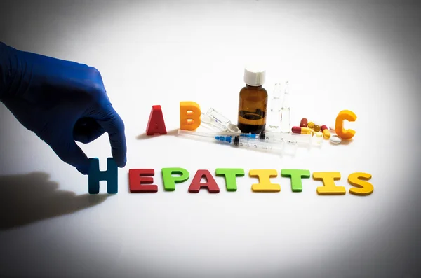 Palabra de mano y hepatitis sobre el fondo blanco — Foto de Stock