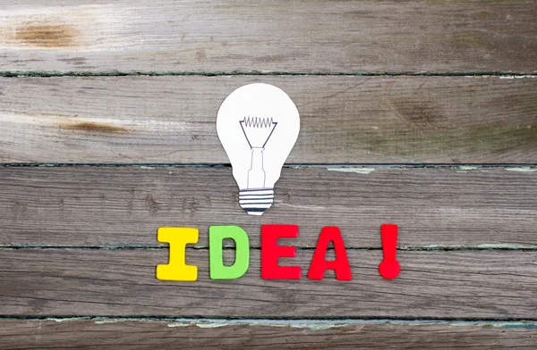 Idea. Lampada di carta su sfondo di legno — Foto Stock