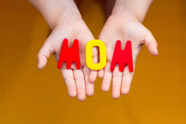 小さな子供の手で単語ママ — ストック写真