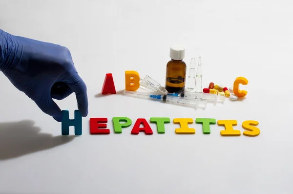 Mão e hepatite palavra no fundo branco — Fotografia de Stock