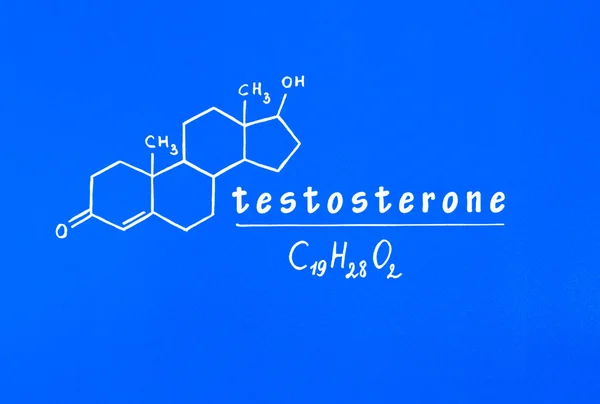 A fórmula química da testosterona no tabuleiro — Fotografia de Stock