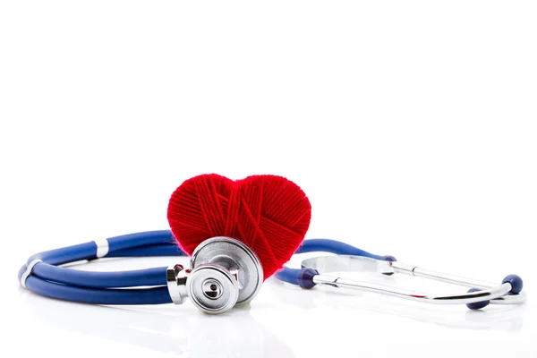 Stetoscopul și inima pe un fundal alb — Fotografie, imagine de stoc
