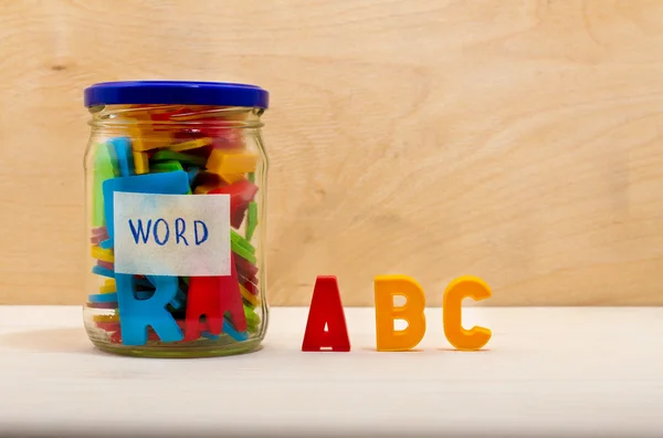 Alphabet coloré dans un bocal en verre — Photo